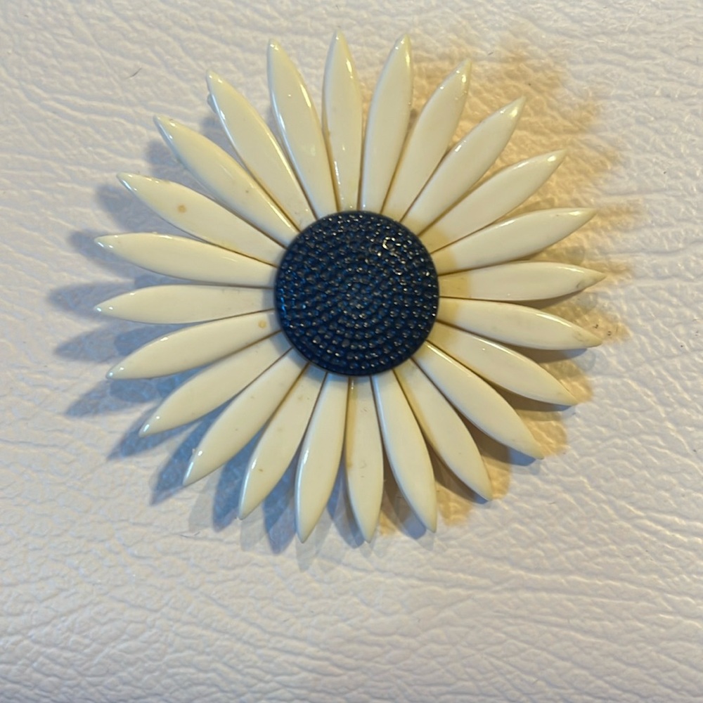 Daisy Pin Brooch